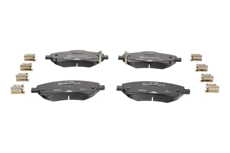 Remblokken set Voor (met extra's), past: TOYOTA AURIS, AVENSIS, COROLLA, VERSO 1.4-2.2D 05.97-10.18
