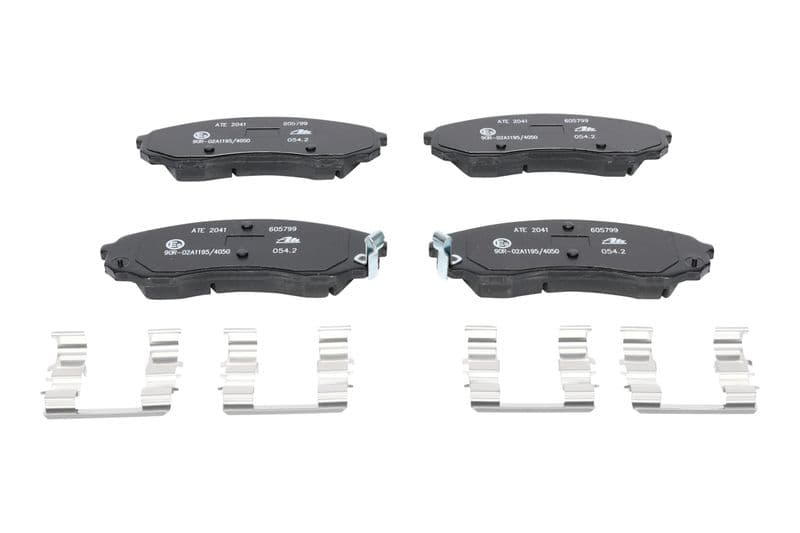Remblokken set Voor (met extra's), past: HYUNDAI H-1 CARGO, H-1 TRAVEL  KIA CARNIVAL III  TOYOTA PROACE, PROACE VERSO 2.0D-2.9D 04.06-