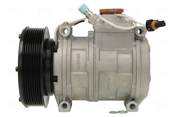 Airconditioning compressor 12V (R134a) past: JOHN DEERE 100, 110, 200, 210, 250, 300, 300D, 310, 310D, 315D, 320, 330, 350, 430, 400, 410D, 420, 450, 4700, 500, 510, 510D, 520, 530, 575, 5210, 5220