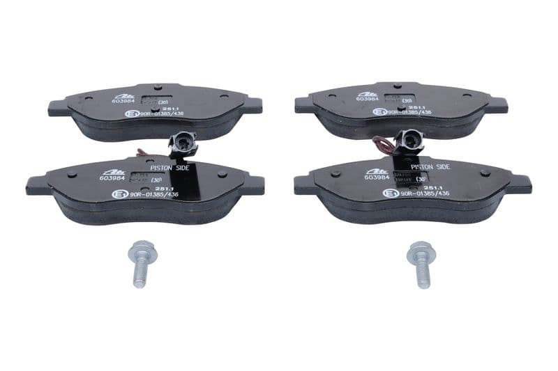 Remblokken set Voor (met remklauw geleidingsbouten), past: ALFA ROMEO 147, 156, MITO  FIAT BRAVO II, STILO  LANCIA DELTA III, LYBRA 1.3D-2.4D 02.97-10.18