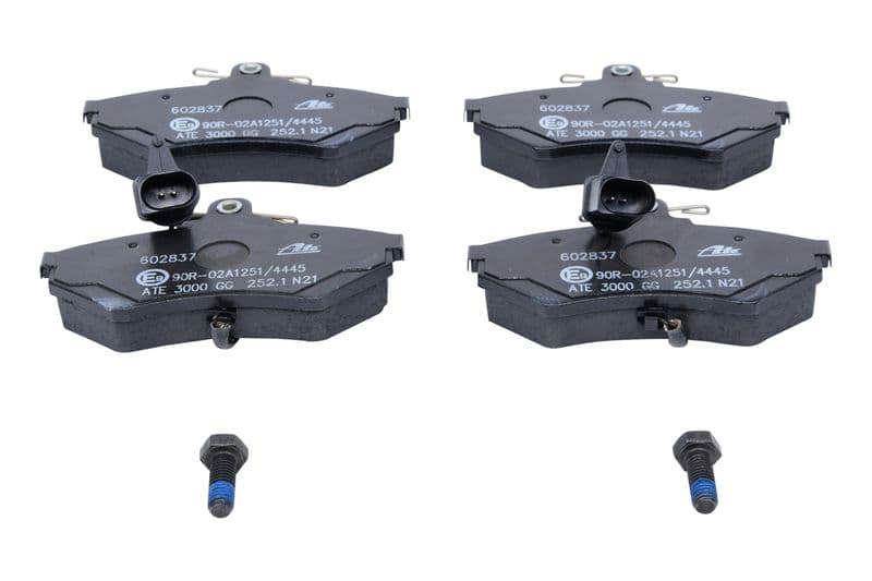 Remblokken set Voor (met remklauw geleidingsbouten), past: AUDI A4 B5, A4 B6, A4 B7  SEAT EXEO, EXEO ST  VW PASSAT B5 1.6-3.2 11.94-05.13