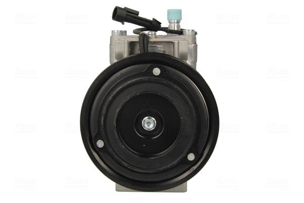 Airconditioning compressor 12V (R134a) past: JOHN DEERE 100, 110, 200, 210, 300, 310, 315, 320, 3200 A, 3200 AX, 3400 A, 3400 AX, 400, 420, 510, 520, 5070M 2WD, 5070M 4WD, 5080R, 5080RN, 5090R