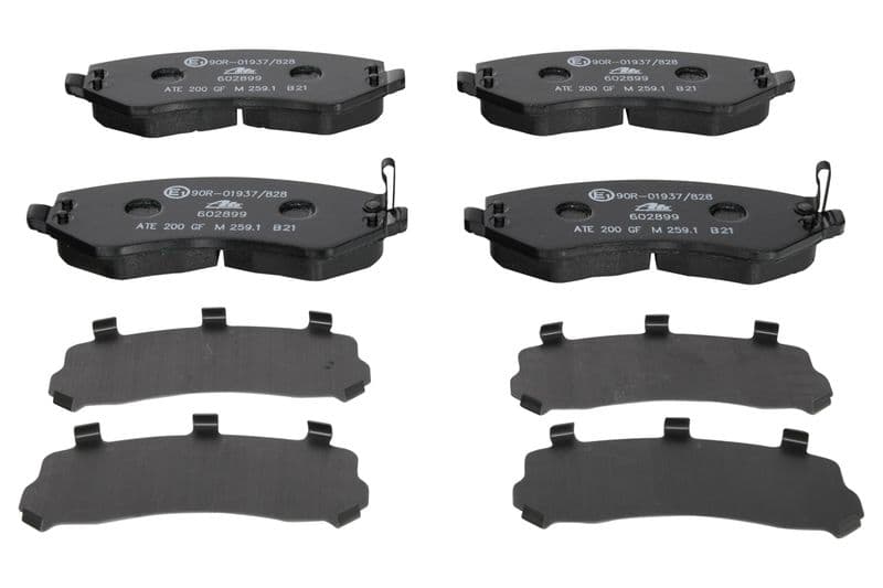 Remblokken set Voor (met een dempingskussen), past: CHRYSLER VOYAGER III, VOYAGER IV  DODGE CARAVAN  JEEP CHEROKEE 2.0-3.8 01.95-12.08