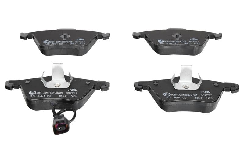 Remblokken set Voor , past: AUDI A3, TT  SEAT LEON  VW GOLF IV, GOLF VI, SCIROCCO, SCIROCCO III 1.2-Electric 05.05-11.17