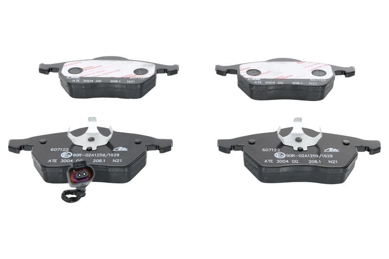 Remblokken set Voor , past: AUDI A3, A4 B5, TT  SEAT LEON, TOLEDO II  SKODA OCTAVIA I  VW BORA, BORA I, GOLF IV, NEW BEETLE, POLO, POLO IV 1.2-3.2 11.94-